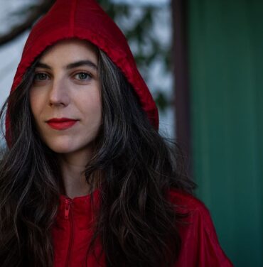 Julia Holter anuncia nuevo álbum, 'Something in the Room She Moves'