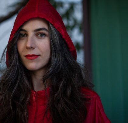 Julia Holter anuncia nuevo álbum, 'Something in the Room She Moves'