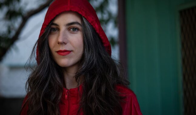 Julia Holter anuncia nuevo álbum, 'Something in the Room She Moves'