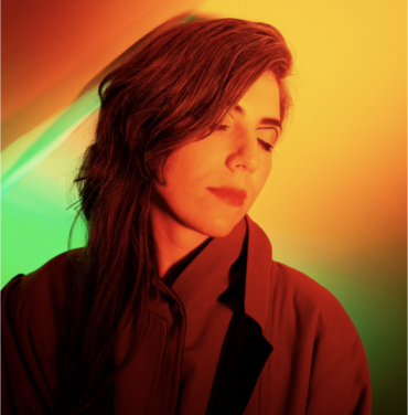 Julia Holter revela el tema “So Humble the Afternoon”