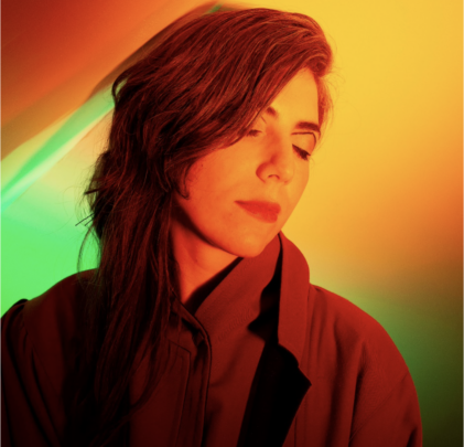Julia Holter versiona “Gold Dust Woman” de Fleetwood Mac