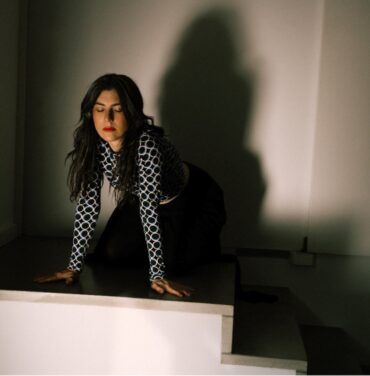 Julia Holter nos sumerge en “The Laugh Is in the Eyes”