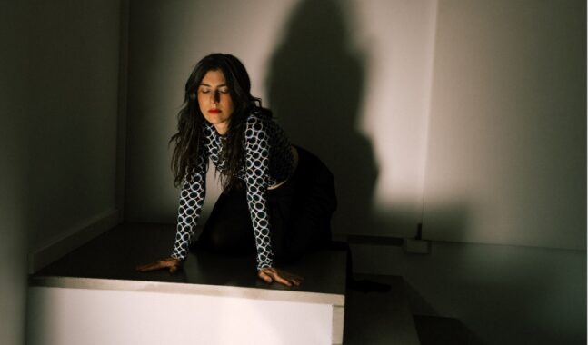 Julia Holter nos sumerge en “The Laugh Is in the Eyes”