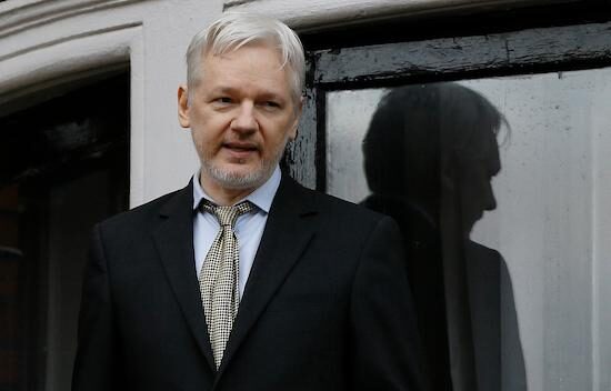 Patti Smith y PJ Harvey hablan en favor del creador de Wikileaks
