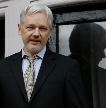 Patti Smith y PJ Harvey hablan en favor del creador de Wikileaks