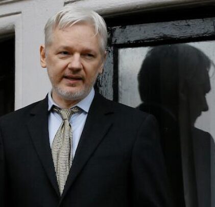 Patti Smith y PJ Harvey hablan en favor del creador de Wikileaks