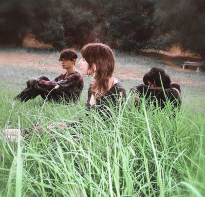 Sube al auto y emprende un viaje frenético con Julie