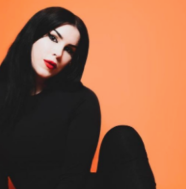 Kat Von D cubre sus tatuajes con tinta negra