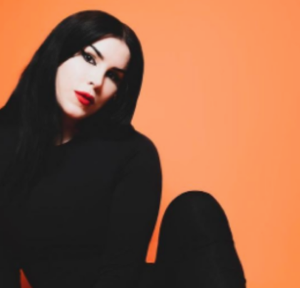 Kat Von D cubre sus tatuajes con tinta negra