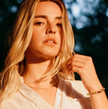 Escucha “All Our Friends Are Splitting Up”, el nuevo sencillo de Katelyn Tarver