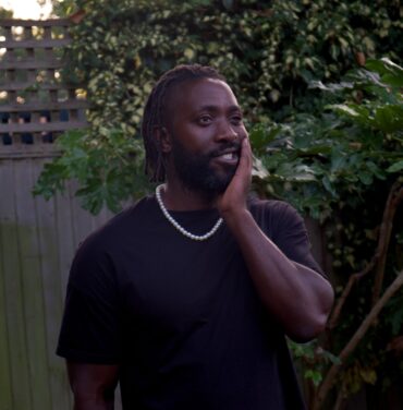 “Someone To Make Me Laugh”, lo nuevo de Kele Okereke