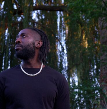 Kele Okereke anuncia nuevo álbum y estrena “Vandal”