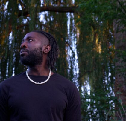 Kele Okereke anuncia nuevo álbum y estrena “Vandal”