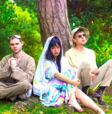 Escucha “It's Bugsnax” de Kero Kero Bonito