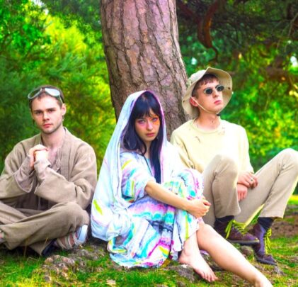 Escucha “It's Bugsnax” de Kero Kero Bonito