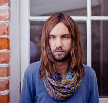 Kevin Parker canta con Mark Ronson
