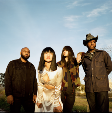 Khruangbin y Leon Bridges estrenan “Chocolate Hills”