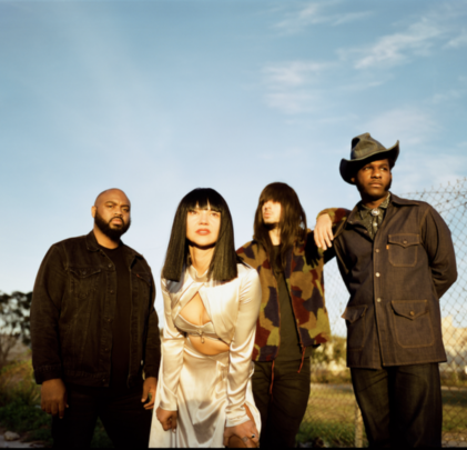Khruangbin y Leon Bridges estrenan video de “Texas Sun”