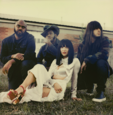 Khruangbin y Leon Bridges estrenan “C-Side”