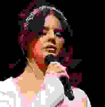 Lana Del Rey llegó tarde al set de Glastonbury y le apagan micrófonos