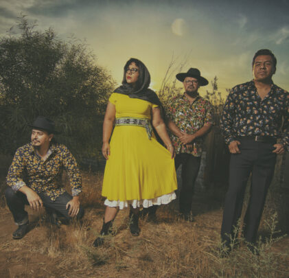 La Santa Cecilia comparte “Dos Botellas de Mezcal” junto a Dueto Dos Rosas