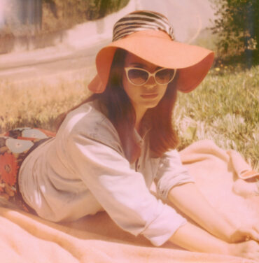 Lana Del Rey posterga el estreno de su disco de poesía