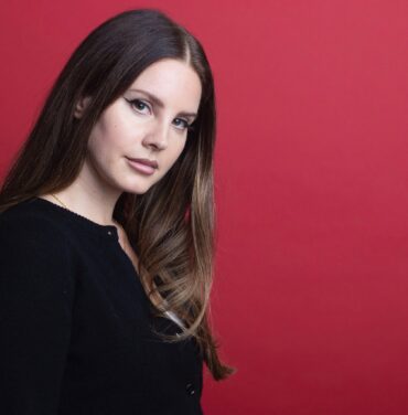 Lana Del Rey lanza versión de “You’ll Never Walk Alone”