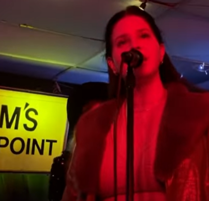 Lana Del Rey interpreta su nueva canción, “Prettiest Girl In Country Music”