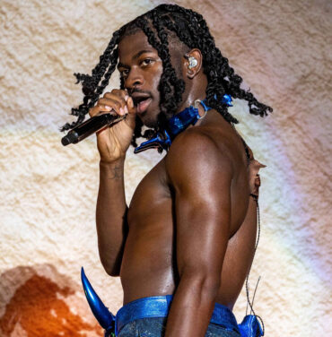 Arrojan juguete sexual a Lil Nas X durante concierto