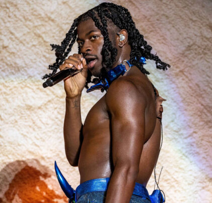 Arrojan juguete sexual a Lil Nas X durante concierto