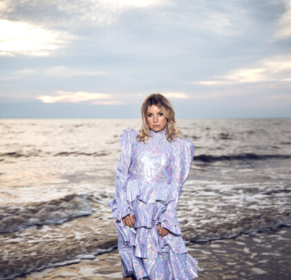 Little Boots presenta su nueva canción, “Crying on the inside”