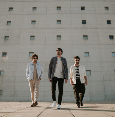 PREMIERE: Lori Meyers estrena el tema “No Me Merecía La Pena”