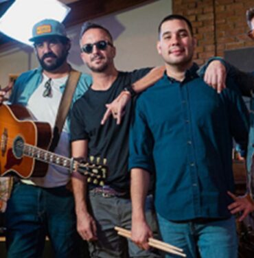 Los Claxons anuncia 'Caminando en Fuego', su nuevo álbum