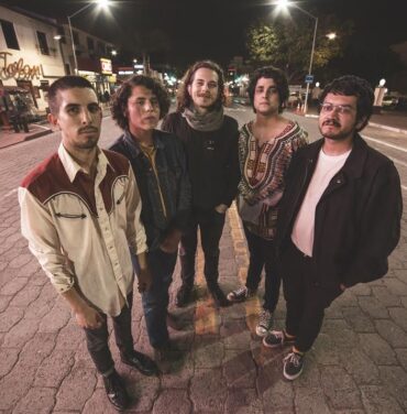 PREMIERE: Los Rumores estrena 