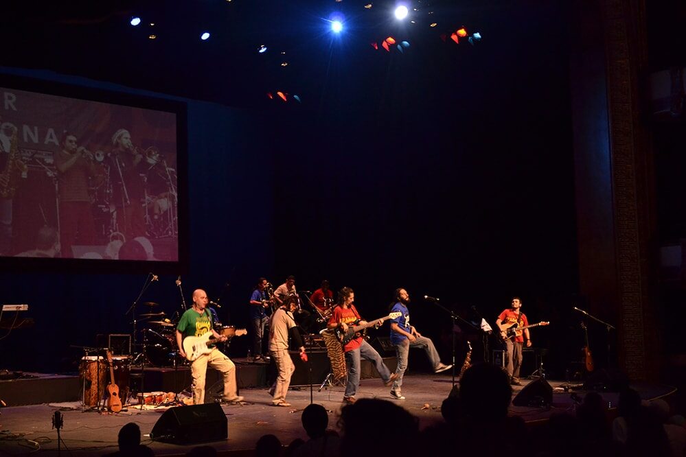 Una noche llena de fuerza, baile y comunión con Los Rastrillos