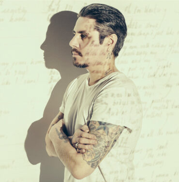 Ryan Karazija, líder de Low Roar, fallece a los 40 años