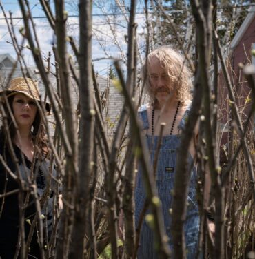 Low solicita a Universal regrese los derechos de su música