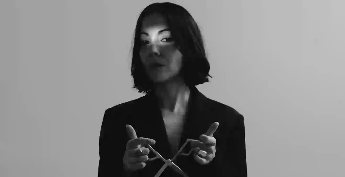 Lucrecia Dalt anuncia su nuevo álbum con “divina”