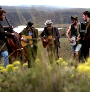 Mumford & Sons y Elvis Costello juntos por una buena causa