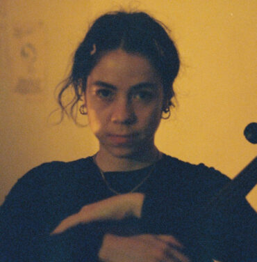 Mabe Fratti estrena “En Medio” rumbo a nuevo álbum