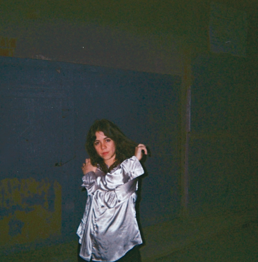 Mabe Fratti estrena “Kravitz” & “Pantalla azul” y anuncia álbum