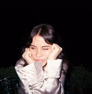 Mabe Fratti comparte su nuevo sencillo, “Enfrente”