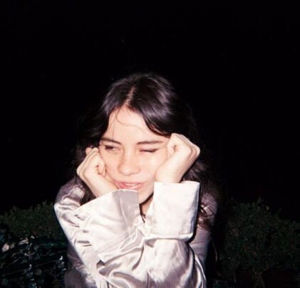 Mabe Fratti comparte su nuevo sencillo, “Enfrente”