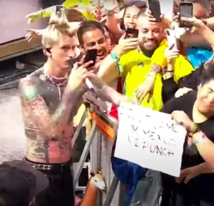 Machine Gun Kelly responde a petición de fan mexicano y lo golpea