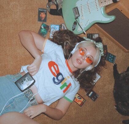 Maddie Moon comparte “hold (drifting away)”