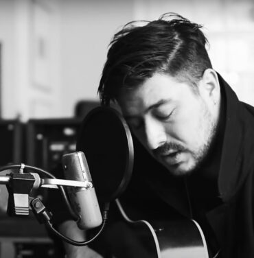 Marcus Mumford anuncia nuevo álbum y comparte “Cannibal”
