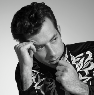 Mark Ronson comparte “I Want To See The Bright Lights Tonight”
