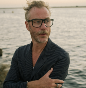 Matt Berninger presenta cover de “I'm Waiting For The Man”