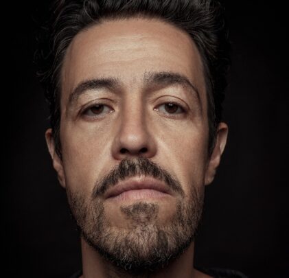 Escucha “Azul” de Zoé en voz de Meme del Real