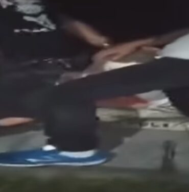 Metaleros causan destrozos en un panteón de Nuevo León